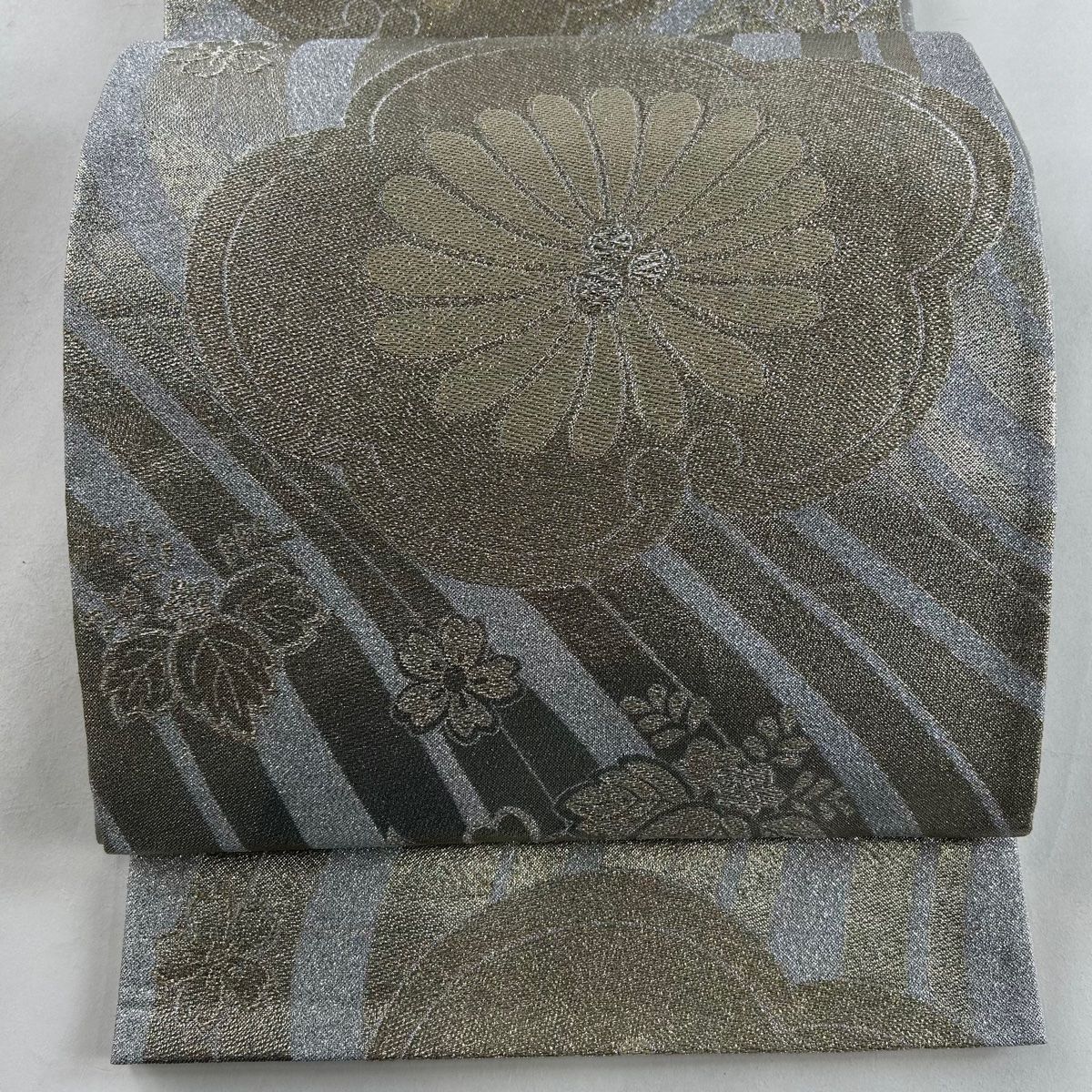 袋帯 秀品 振袖向き 菊 梅 金糸 箔 金色 六通 正絹 【中古