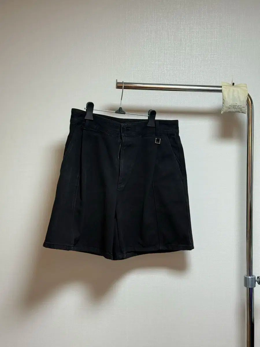 ウー ヨンミ フ 黒 デニム 半ズボン 48
