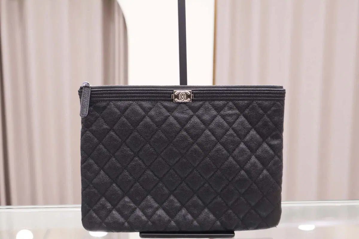 Chanel シャネル New Medium シルバー金具 ボーイ クラッチ ブラック