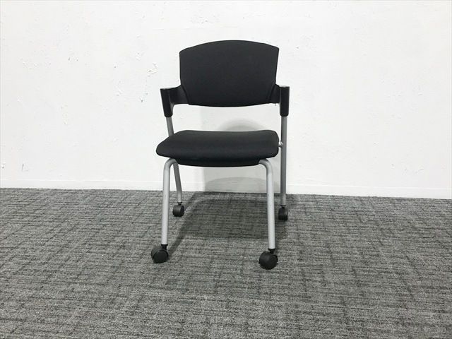 スタッキングチェア 肘付 プロッティ 総張りタイプ キャスター付 コクヨ ブラック