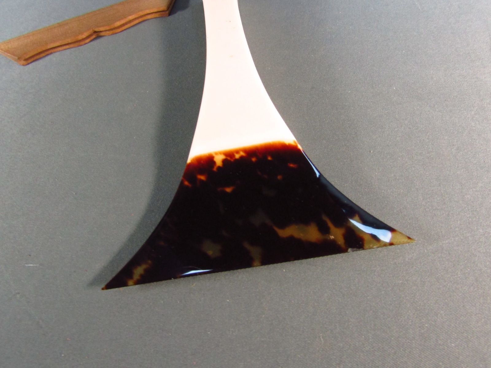 津軽三味線のべっ甲撥 ケース付き 和楽器 ＞ 三味線 付属品 大物 ＞ 津軽/細棹/中棹兼用 軽量桐製