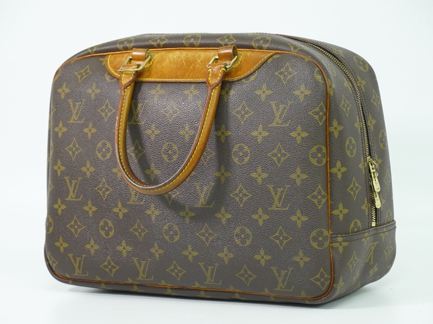 VUITTON LV