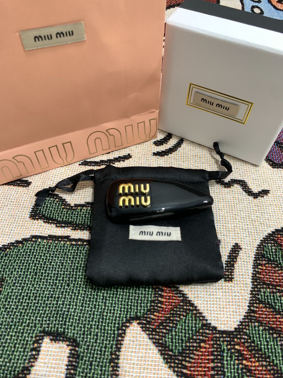 MIUMIU★ミュウミュウ ★ 人気 パテント レザー ロゴ ヘア クリップ ピン