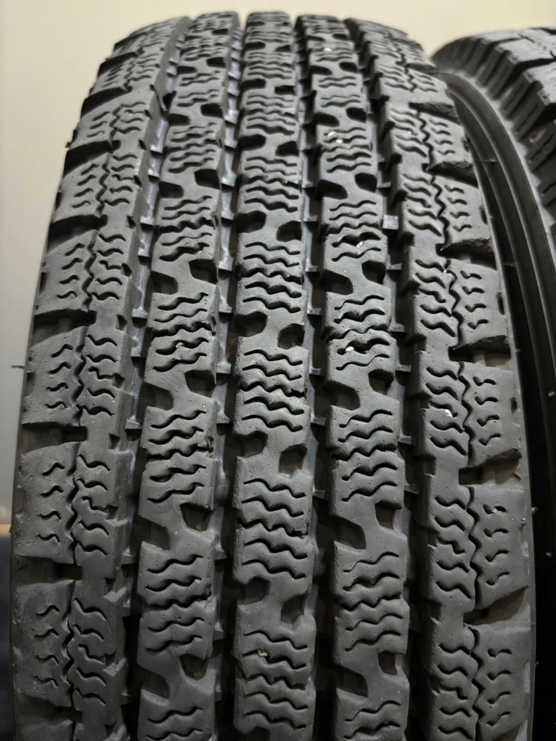 ★145/80R12 80/78N LT TOYO/DELVEX 935 23年製 ダイハツ 純正 スチール 12インチ 4J +35 100 4H スタッドレス 4本 (南1-G576)