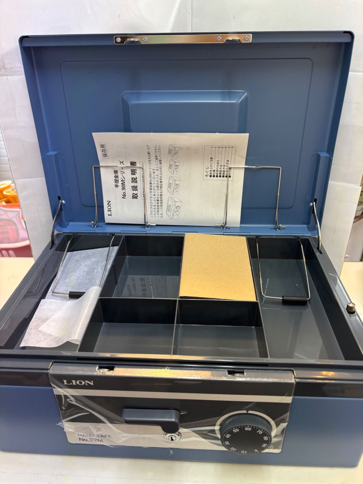 手提金庫　ライオン事務器 LION No.92M ブルー ◇金庫 ライオン事務器 LION No.92M 手提金庫 ブルー - メルカリ