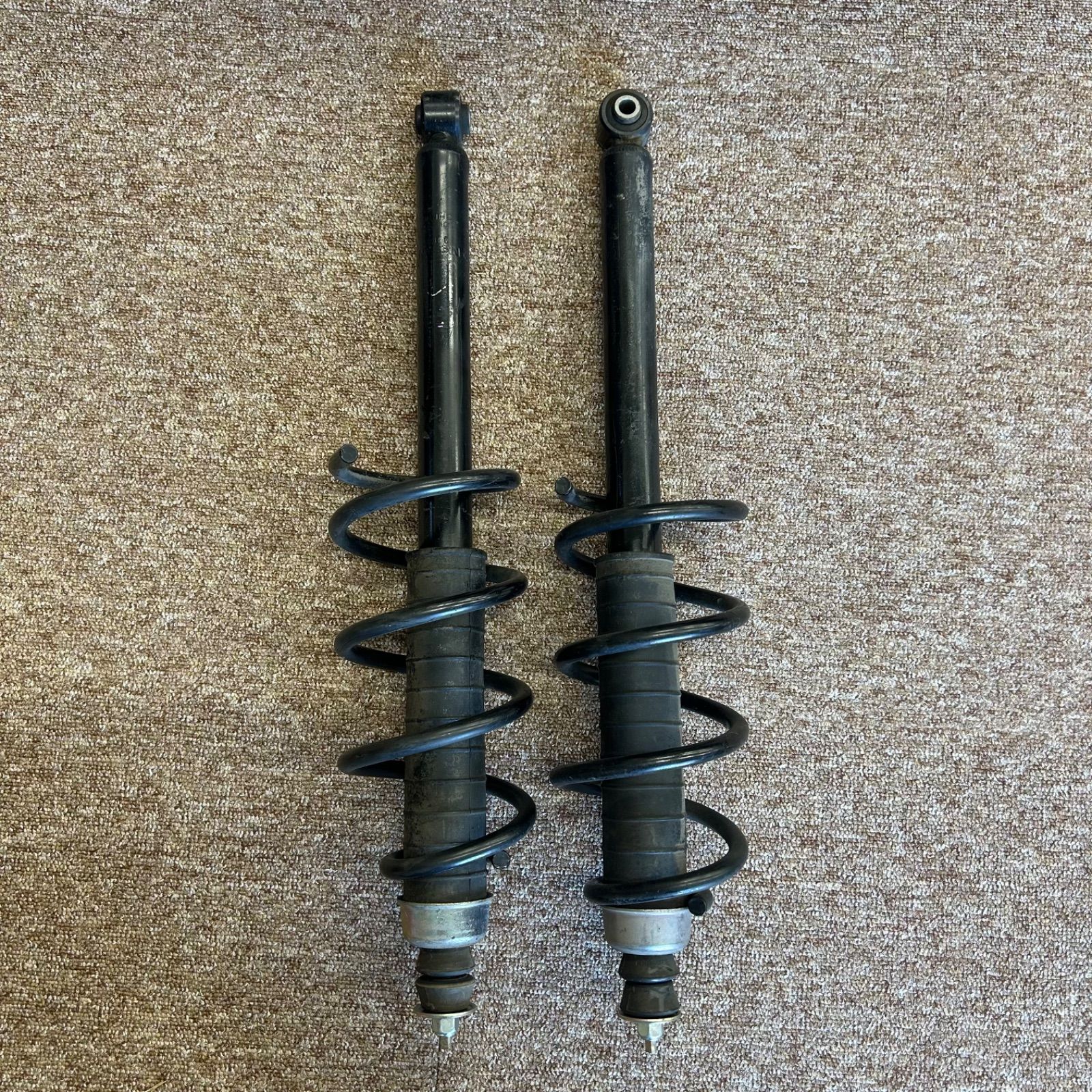左右　リア ショック アブソーバー　日産　ノート　 DBA-E12　トキコ 56210-3VA2A
