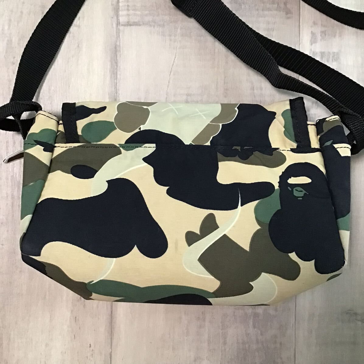 ★激レア★ KAWS BAPE Bendy 1st camo yellow ショルダー バッグ a bathing ape bag カウズ エイプ ベイプ アベイシングエイプ NIGO