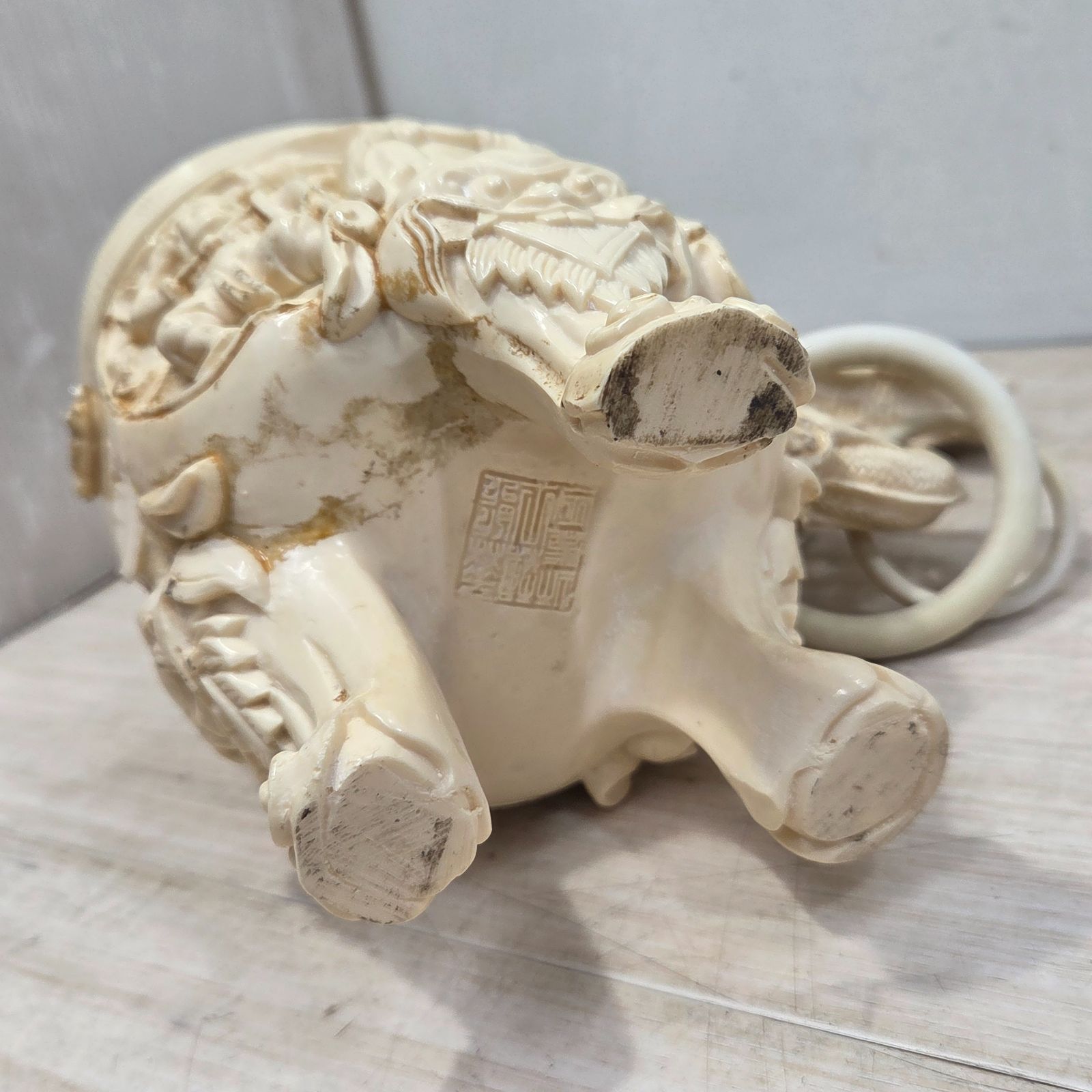 9 S97587 象牙風 三つ足彫刻 香炉 龍耳 唐木台付 中国美術 中国