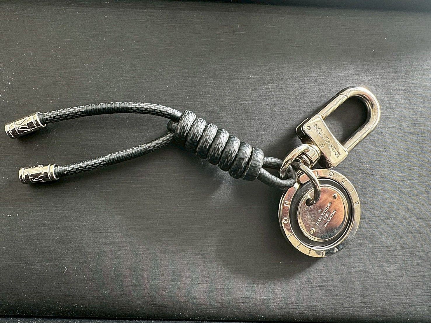 Louis Vuitton ヴィトン ダミエ グラフィット レザーロープ キーホルダー M67224