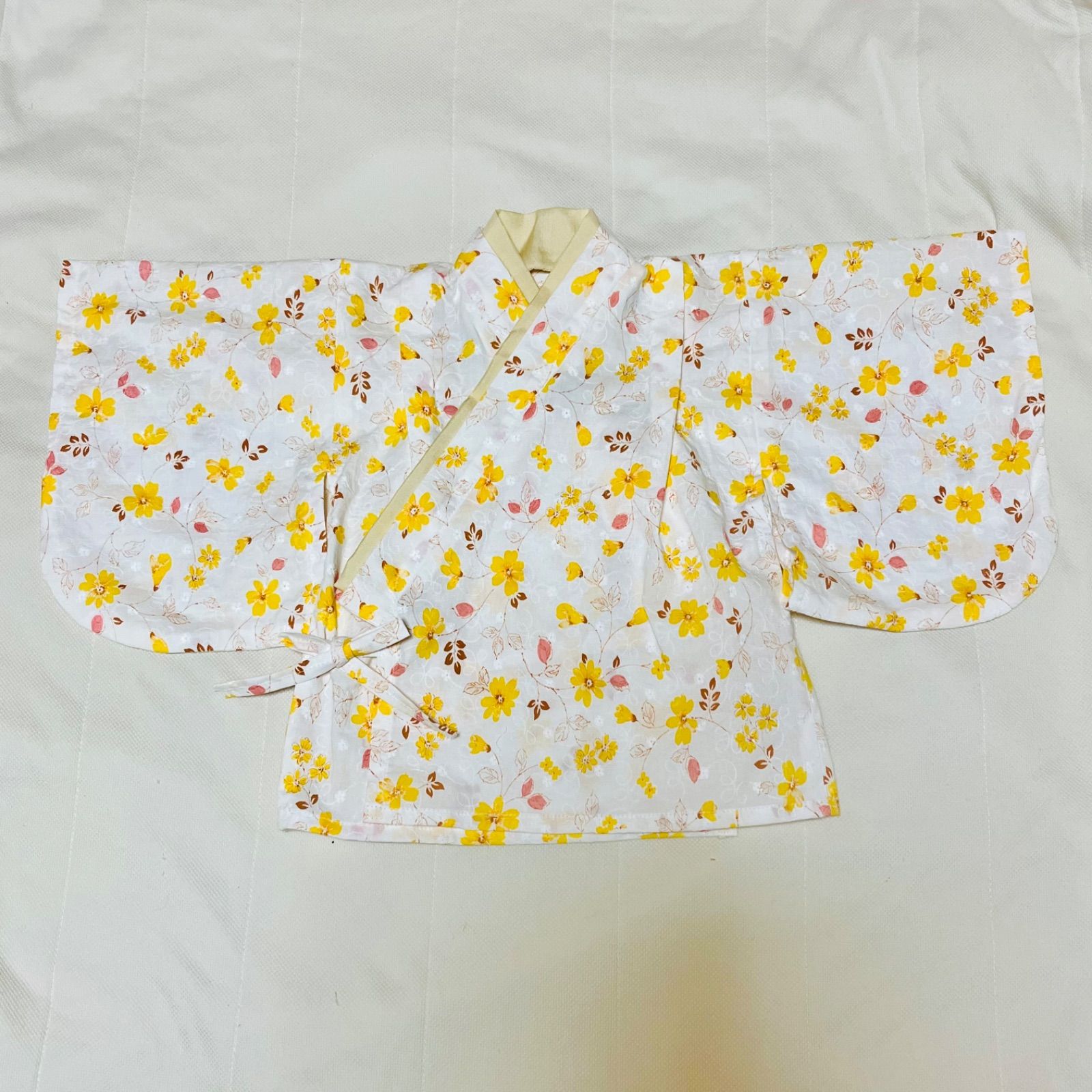 ベビー袴　ハンドメイド　ベビー着物　白地に淡い黄色い花柄　刺繍　60 70 80 ベビー袴 ハンドメイド ベビー着物 白地に淡い黄色い花柄 刺繍 60 70