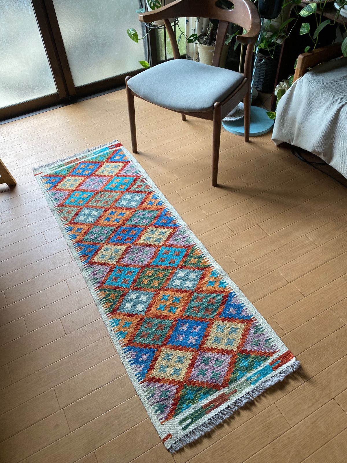 一枚あれば簡単にお部屋の模様替え とても織りと色柄の良い素敵なアフガニスタンのキリム和室にも合います