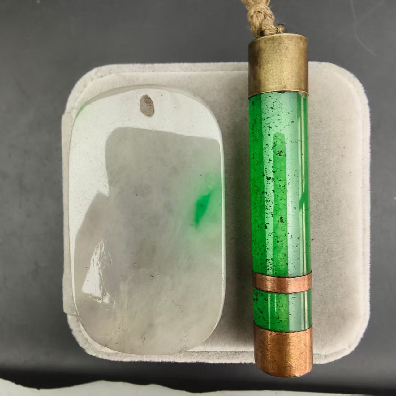 【 中国骨董翡翠 】　双龍饕餮文　地透かし容彫り　佩玉/古玉/和田玉 中国骨董翡翠 】 双龍饕餮文 地透かし容彫り 佩玉/古玉/和田玉