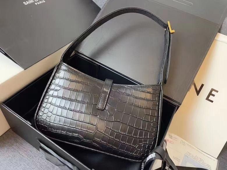 美品】サンローラン ショルダーバッグ ボックス型 シルバー金具 美品】サンローラン ショルダーバッグ ボックス型 シルバー金具