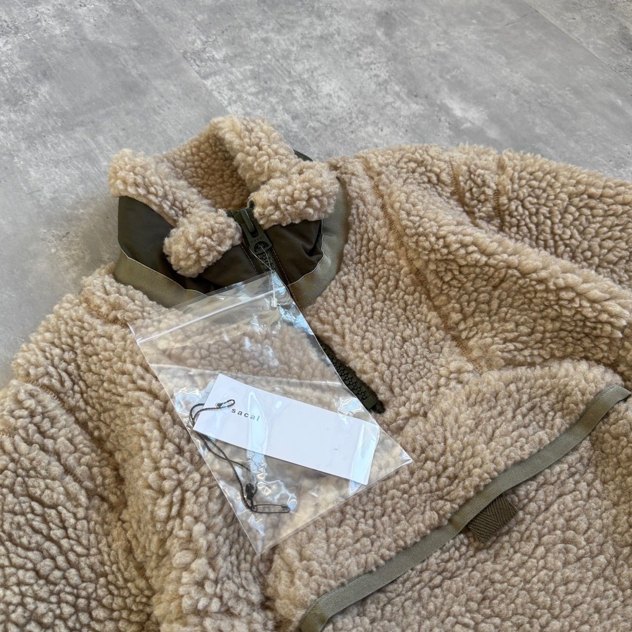 Sacai サカイ Faux-Shearling Zip-Pocket Sweatshirt ハーフジップボアジャケット ベージュ系 23-03222M メンズ Size1 KANDAIZUMI_COM