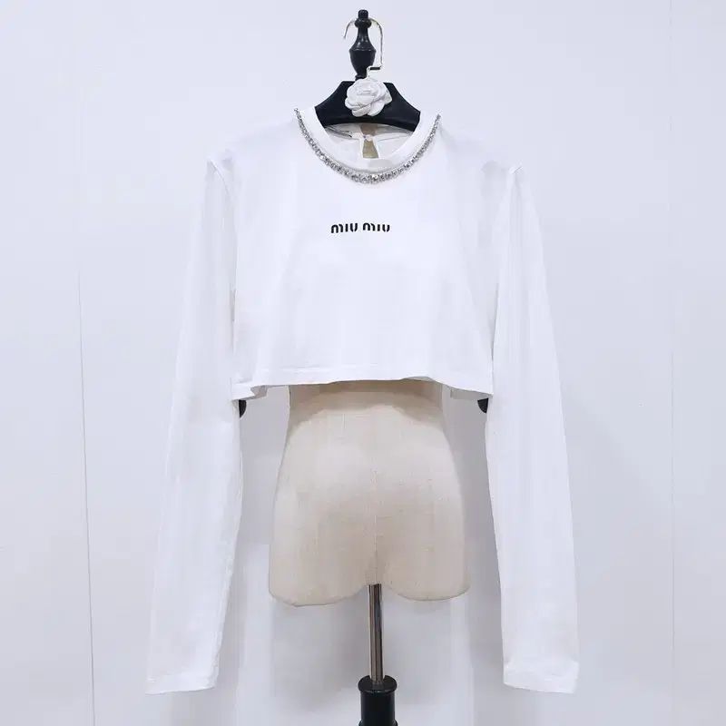 miumiu ミュウミュウ クロップド丈 Tシャツ MIU MIU - MIUMIU ミュウミュウ クロップドTシャツ ロゴ刺繍