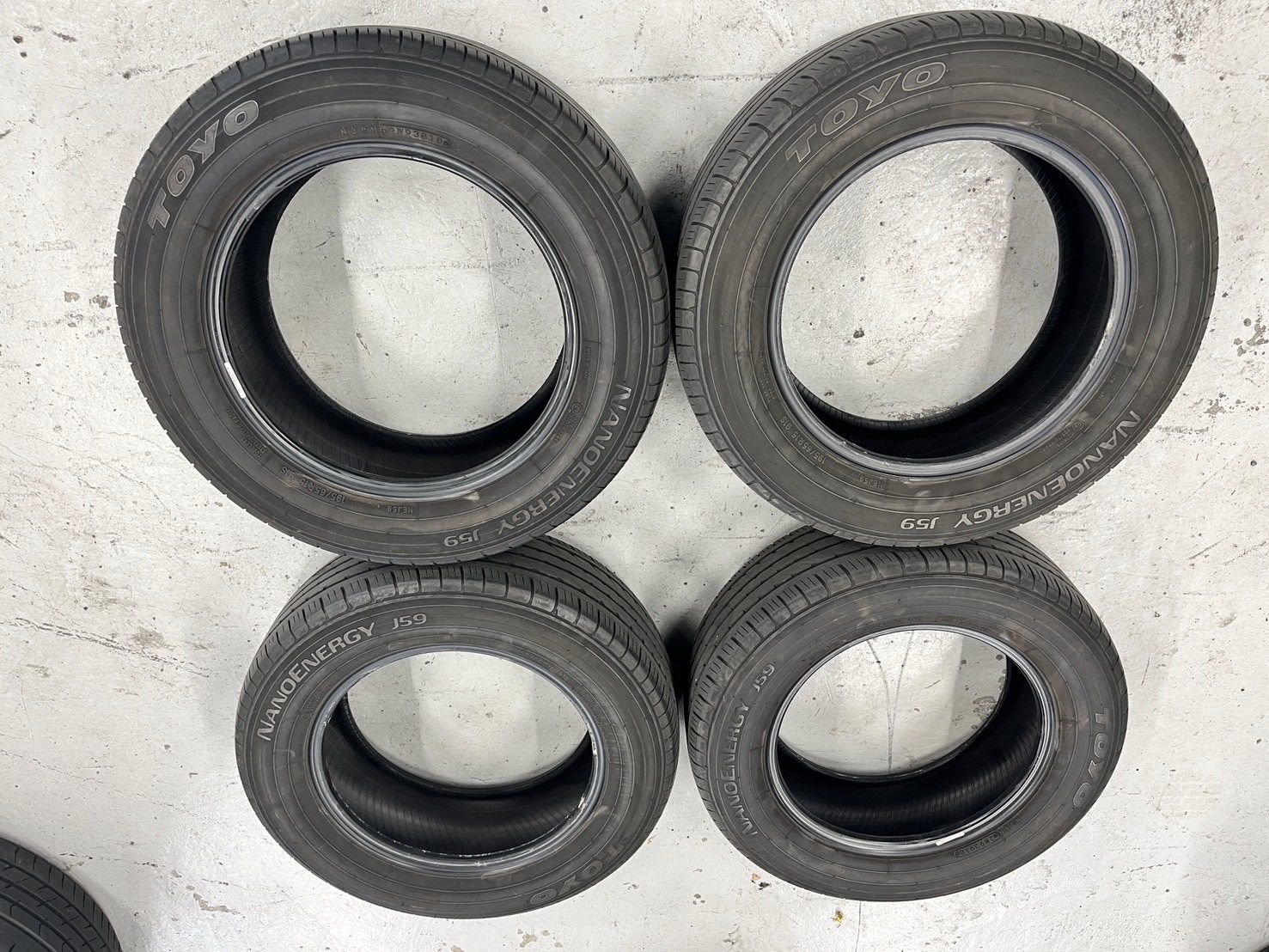 【TOYO TIRES】 NANOENERGY J59 夏タイヤ4本セット 195/65 R15 新型プリウス 新車外し ガレージ保管 東洋タイヤ 