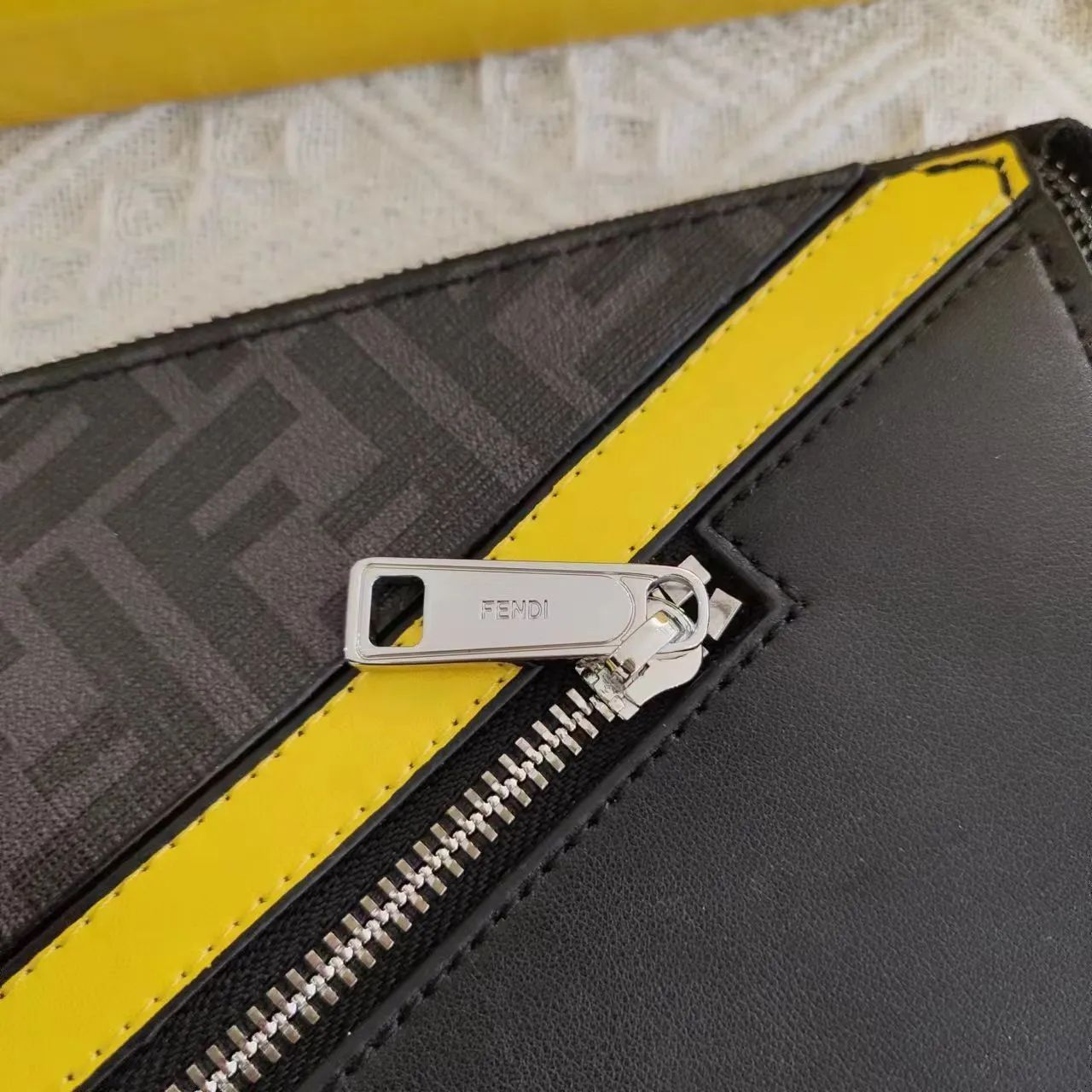 FENDI メンズ フラット スリム クラッチ グレーファブリックバッグ  