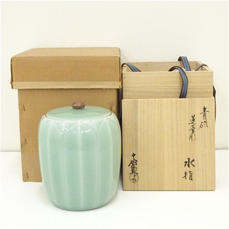 平戸焼 横石嘉助造 青磁蓮華彫水指 共箱 水指し 茶道 茶道具 おしゃれ 水差し 抹茶 インテリア 茶器 水器 お茶 骨董 茶会 11月 秋