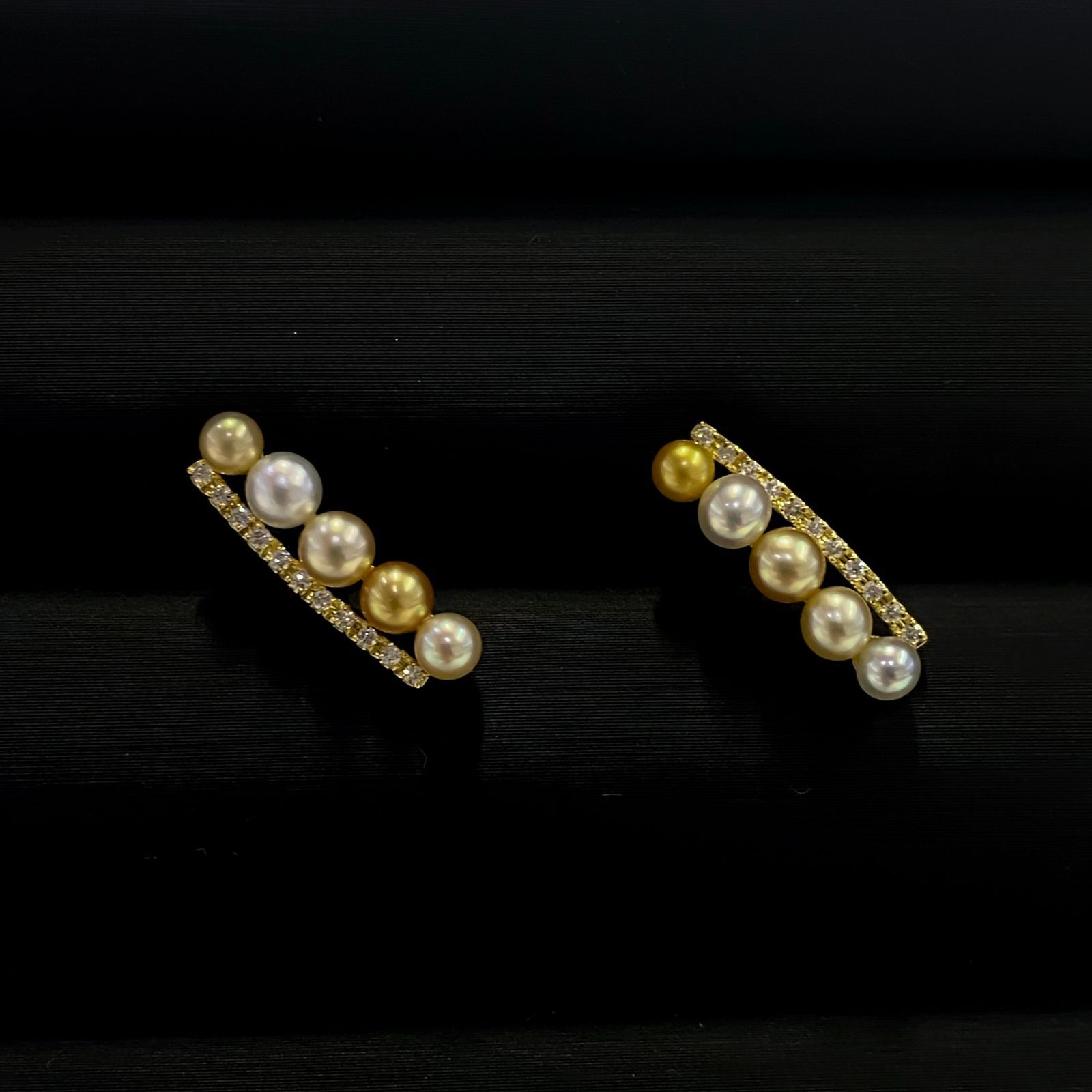 南洋白蝶真珠 ケシ 3-4mm テリ抜群 K18ピアス ダイヤモンド 個性