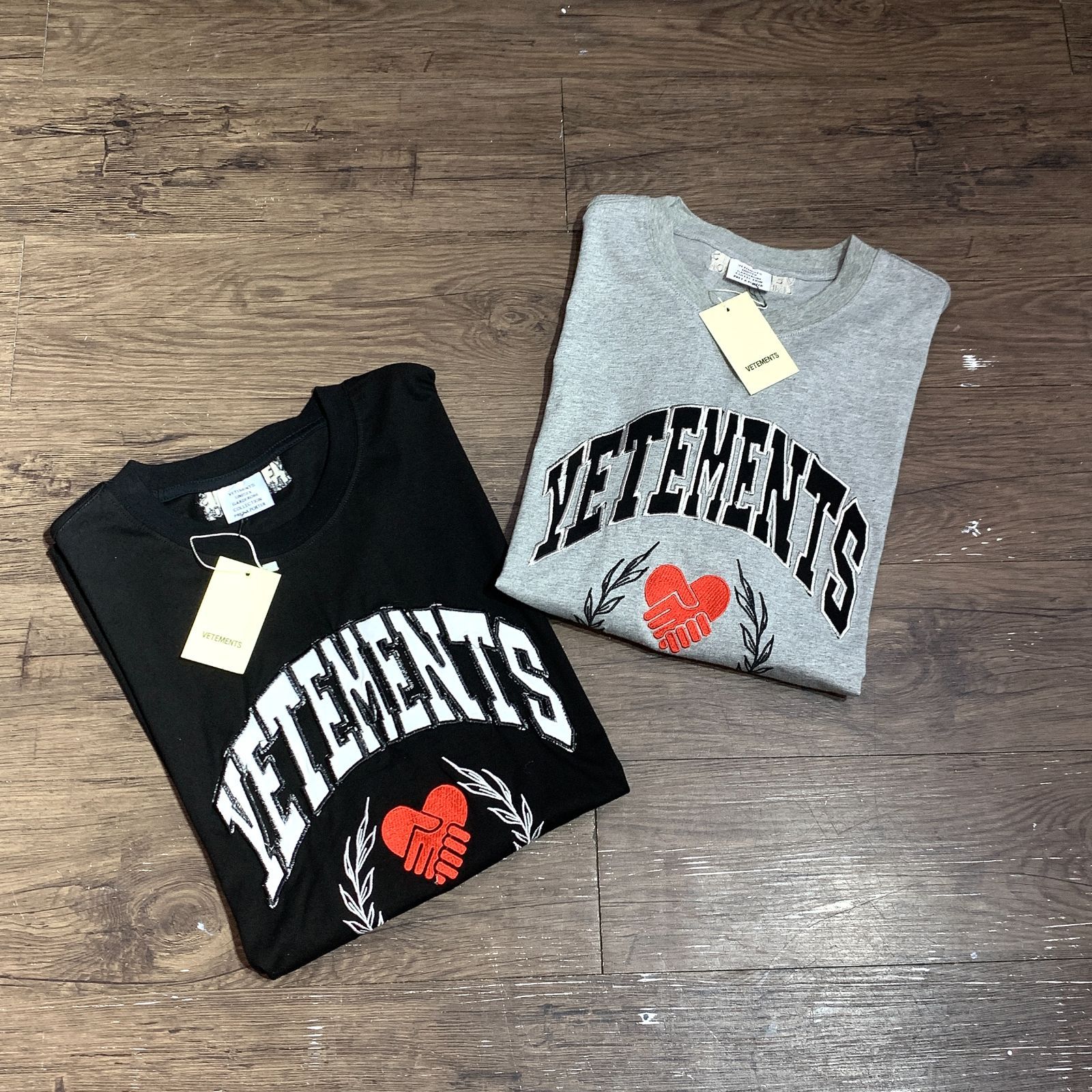 VETEMENTS 新品未使用 ヴェトモン Tシャツ 男女兼用 2色 希少品 【2枚20000円送料無料】 FN301 - メルカリ