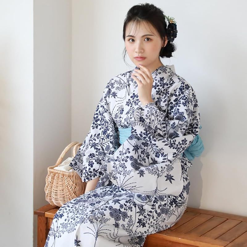 16.白地に紺色の小さな草花