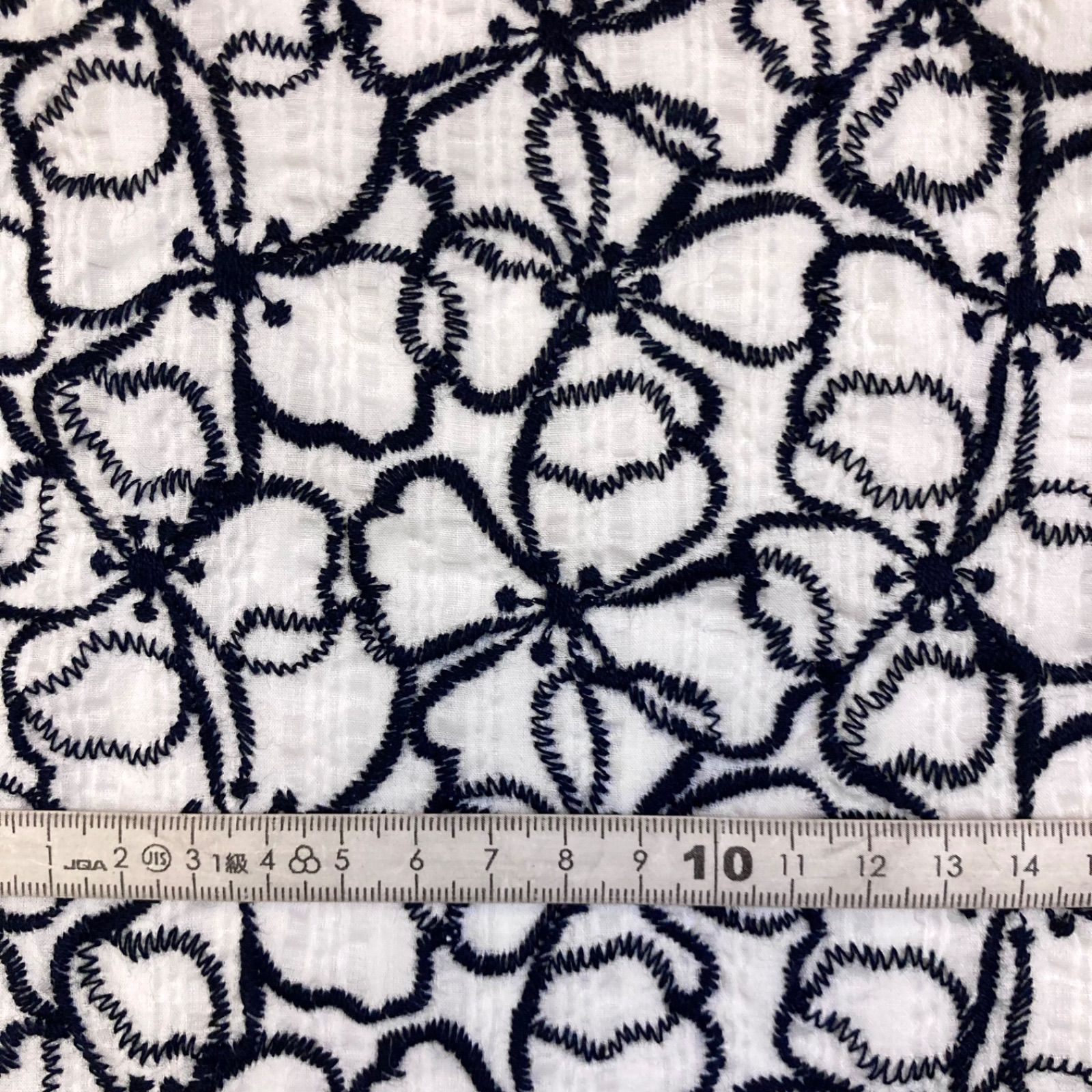 981】高級綿リップル花柄レース生地(白ネイビー) 約100㎝