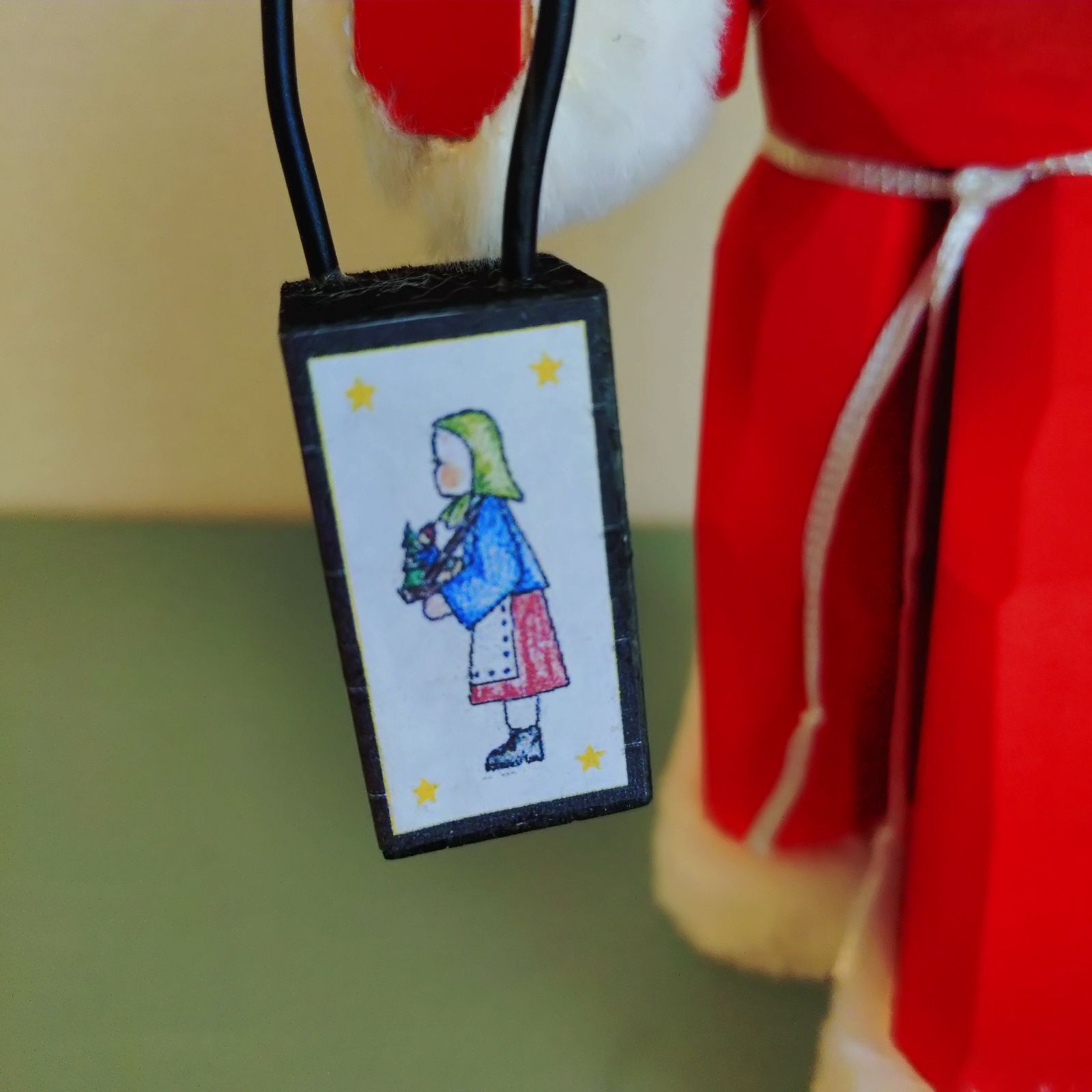 ランタンとお人形を持つサンタクロース