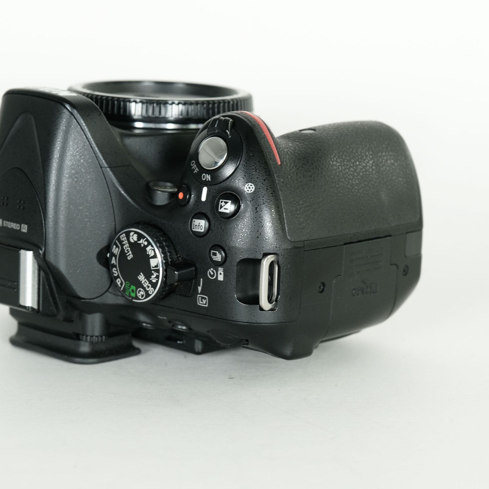 D5200 ニコン、D5200の標準ズーム＋マイクロレンズキットを3/14に発売