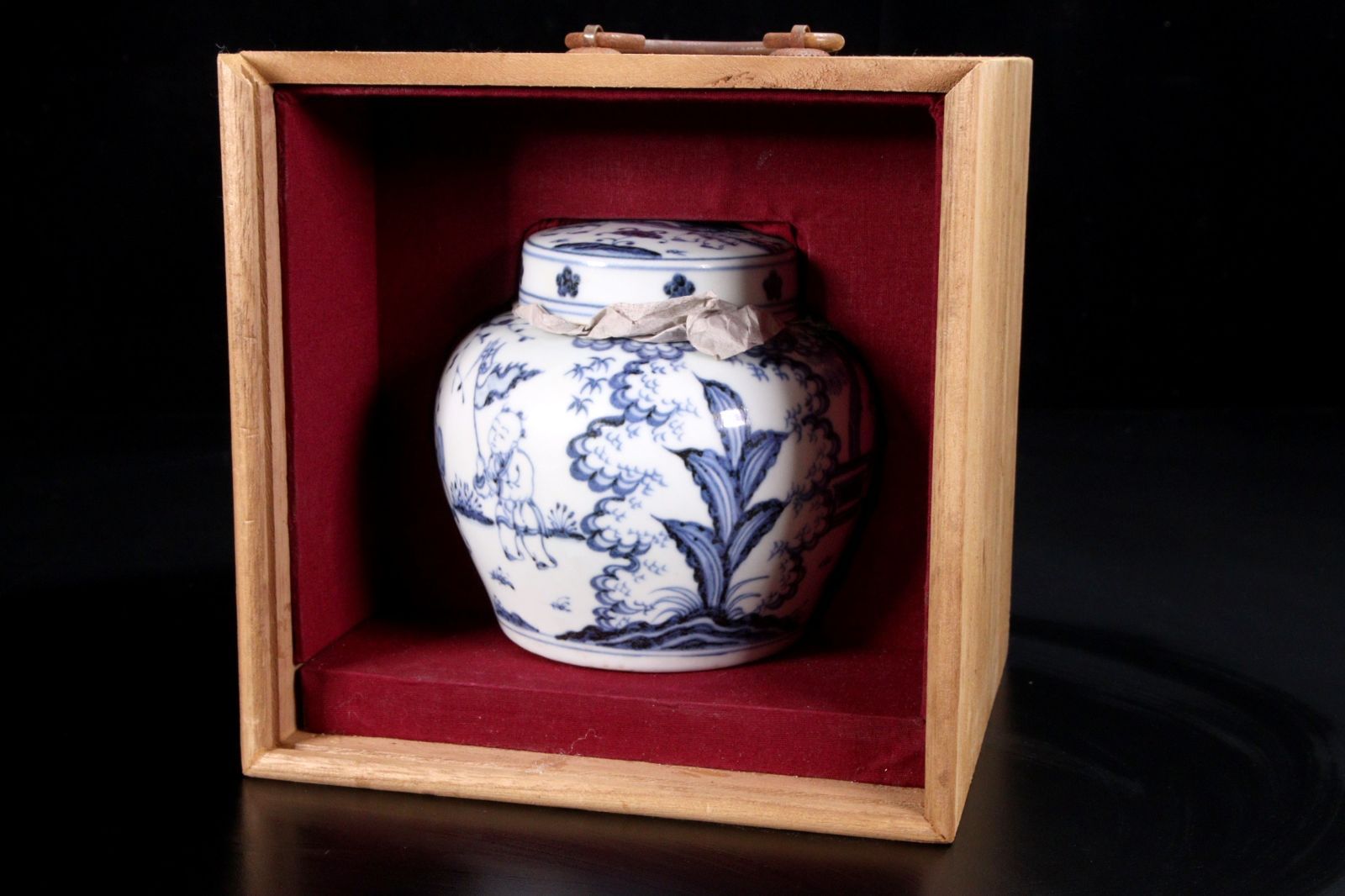 【海】中国美術　黒釉中壺　骨董品　時代品　美術品 中国美術 大明成化年製 白磁染付賢人図蓋付壷14cm 箱付 唐物