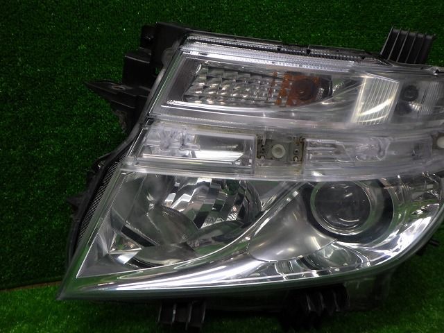エルグランド 左右純正ヘッドライトPNE52前期 バラスト付き100-23009 エルグランド 左ヘッドライト HID E52 PNE52 前期 100-23009 S2 日産