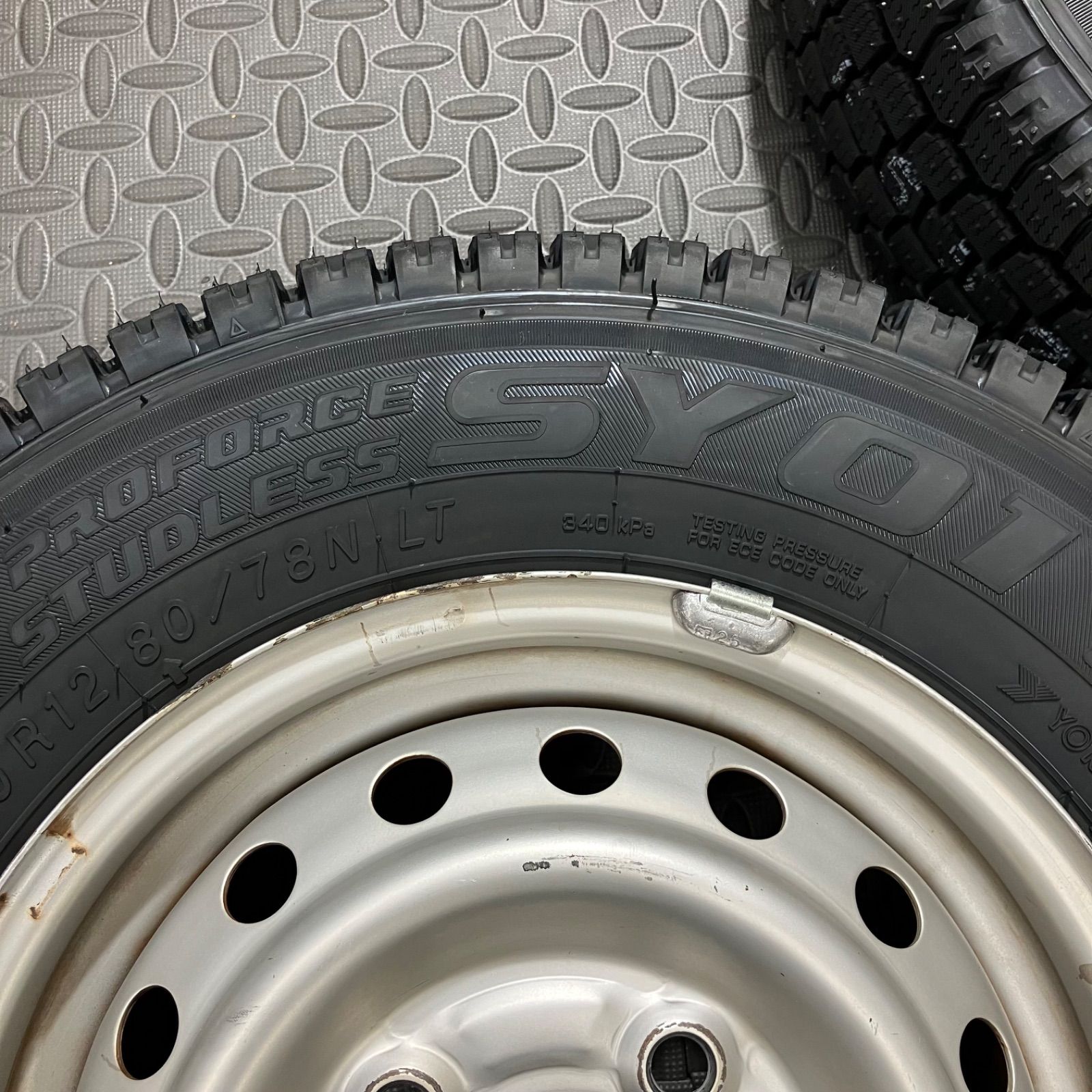 スタッドレスタイヤ 冬タイヤ