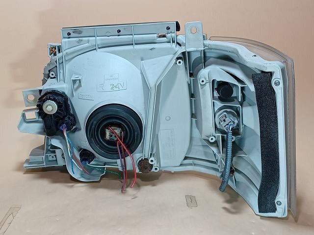 コーティング済 ハイエース KDH206V 右ヘッドランプ・ヘッドライト 