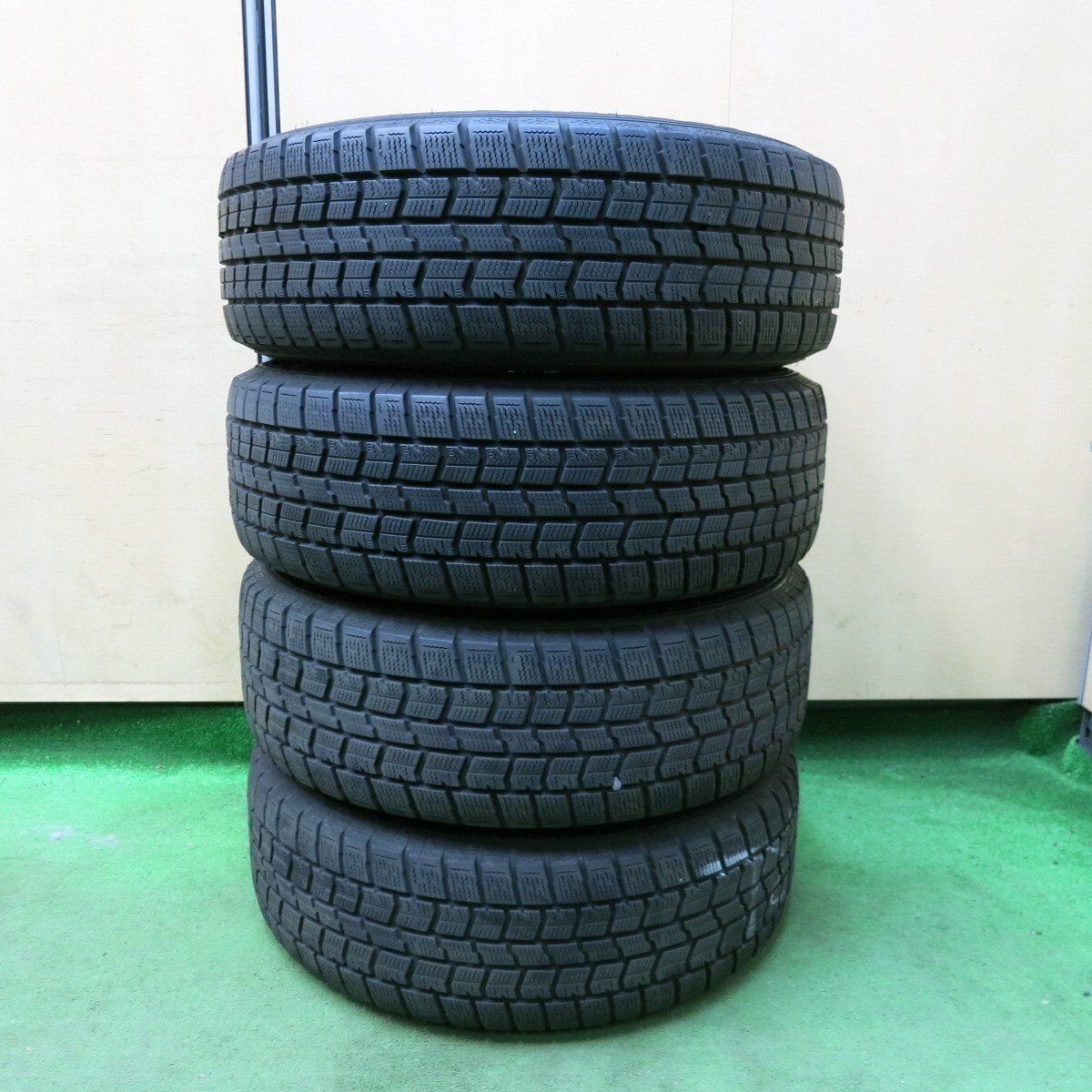 本州内送料無料 215/70R16 スタッドレス ダンロップ WM02 バリ山 DUNLOP WINTER MAXX WM02 215/70R16】スタッドレス【MiLLOUS 16インチ