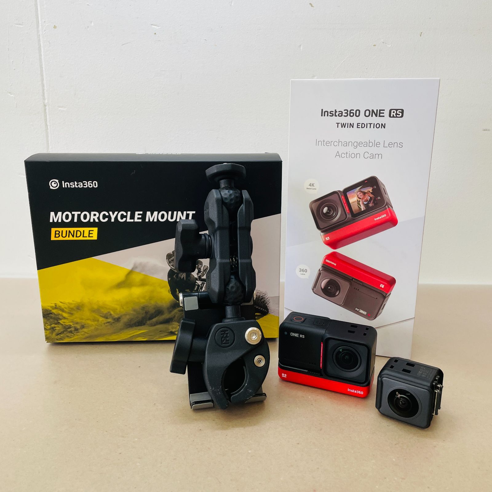 insta360 one rs twin edition バイクマウント付き メモリカード256GB付き　元箱付属品完備あり　insta360 motorcycle mount 元箱付属品完備　C2648　80サイズ発送
