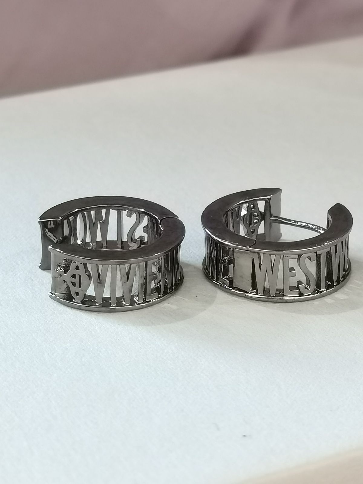 値下 ヴィヴィアンウエストウッド ピアス 英文字（両耳）黑