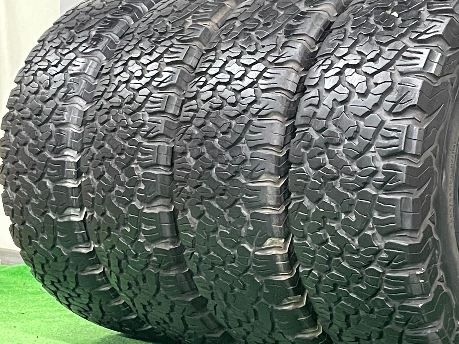 カスタム用に KMC ロックスター XD775 20in 8.5J±0 PCD127 BFグッドリッチ T A KO2 285 55R20 ジープ JK JL ラングラー TRITUETUBI_COM