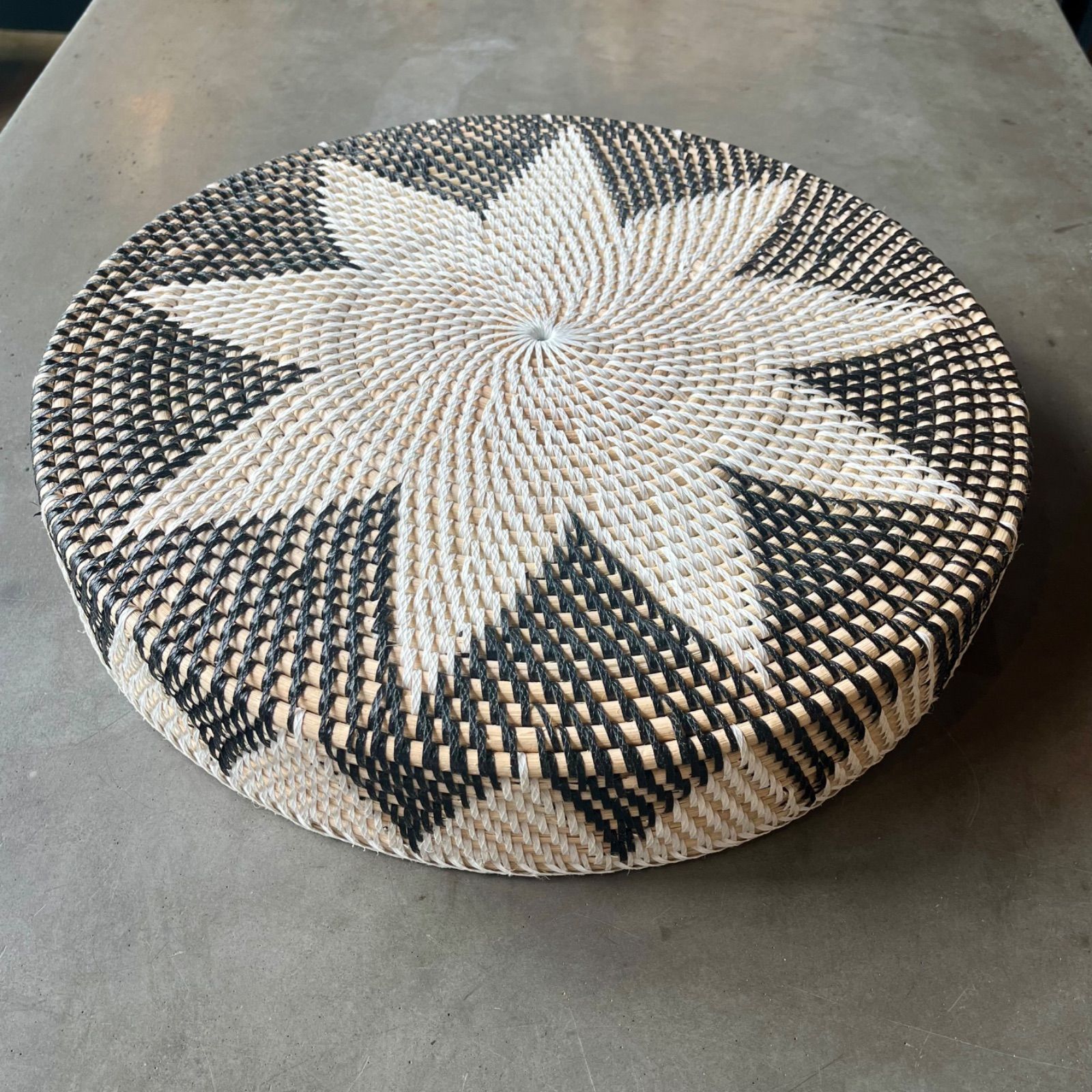 ラタン 籐 籠 蓋付 フタ 脚付 W45.5cm D29.5cm H49.5cm ラタン 籐 籠 蓋付 フタ 脚付 W45.5cm D29.5cm H49.5cm 籐 ラタン
