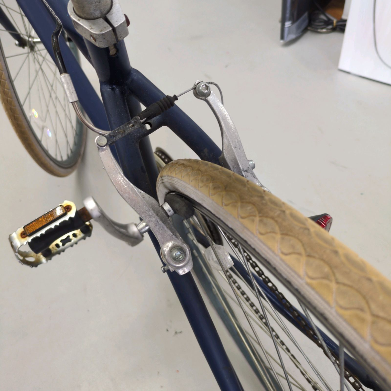 J060 ☆サビキズ使用感有り☆クロスバイク☆アサヒ☆SCH700☆6段☆700