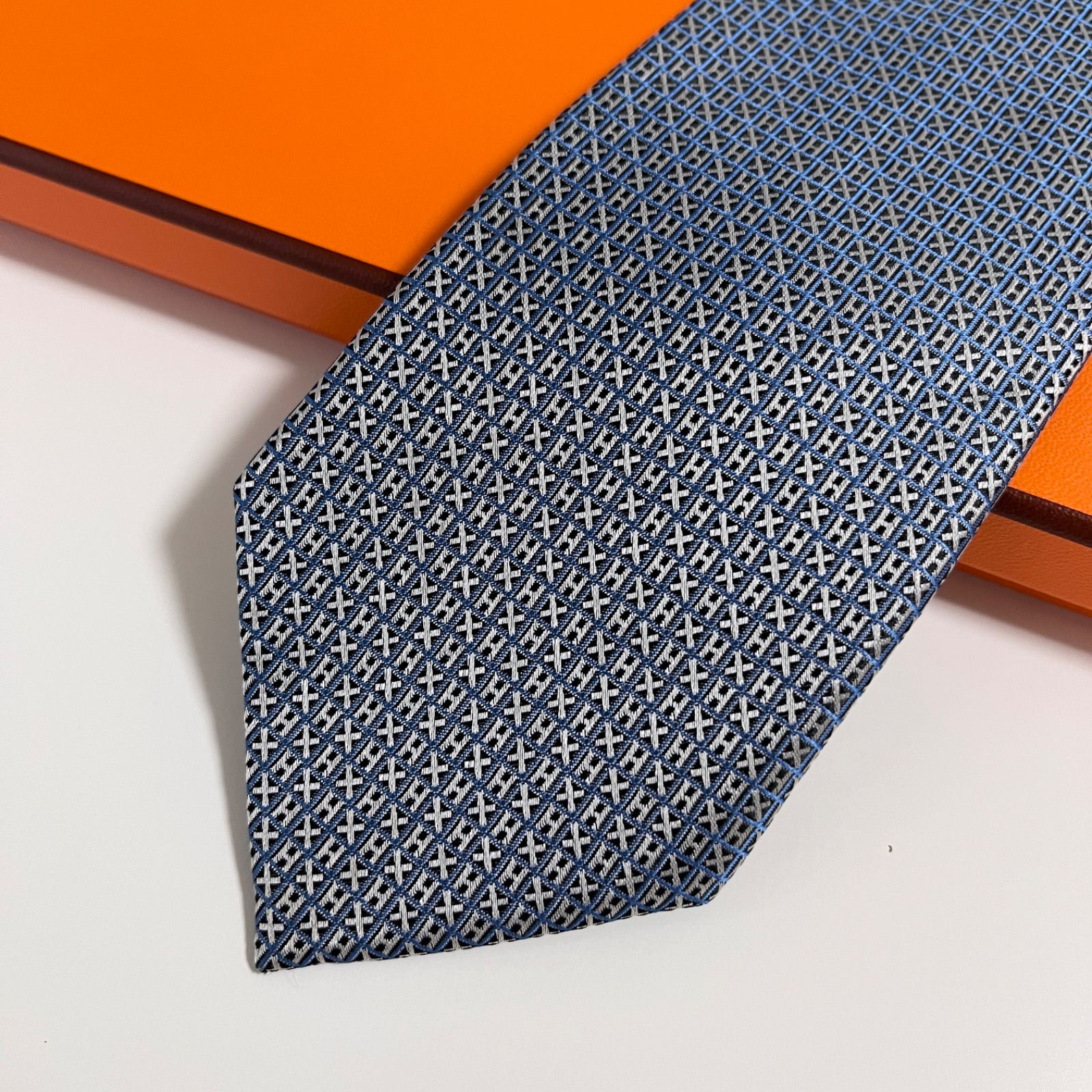 【超美品】HERMES エルメス　ネクタイ　ストライプ　シルク100% HERMES - HERMES エルメス ネクタイ シルク100% ホワイト 白