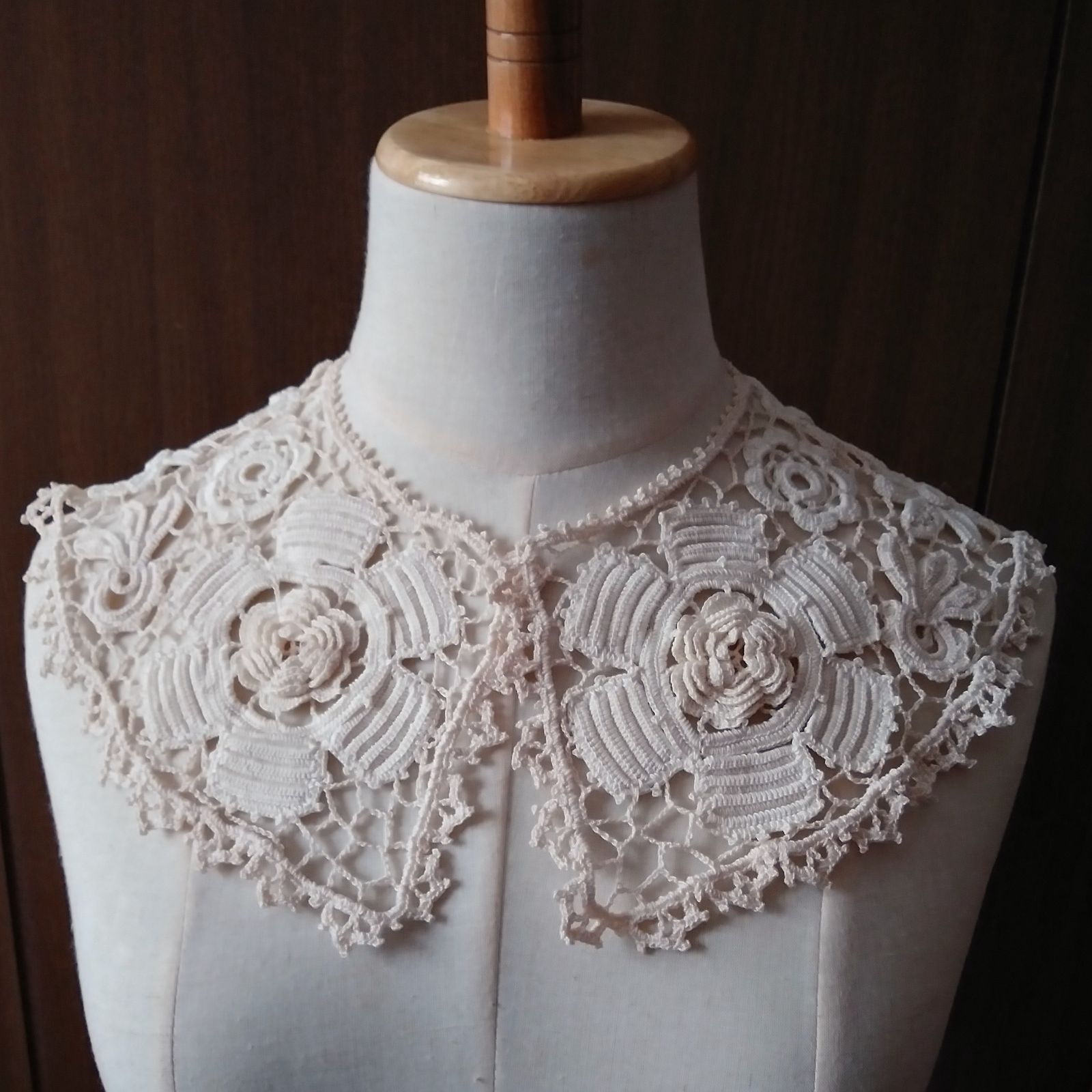 アイリッシュクロッシェレース編みの大きなバラのつけ襟 ベージュ