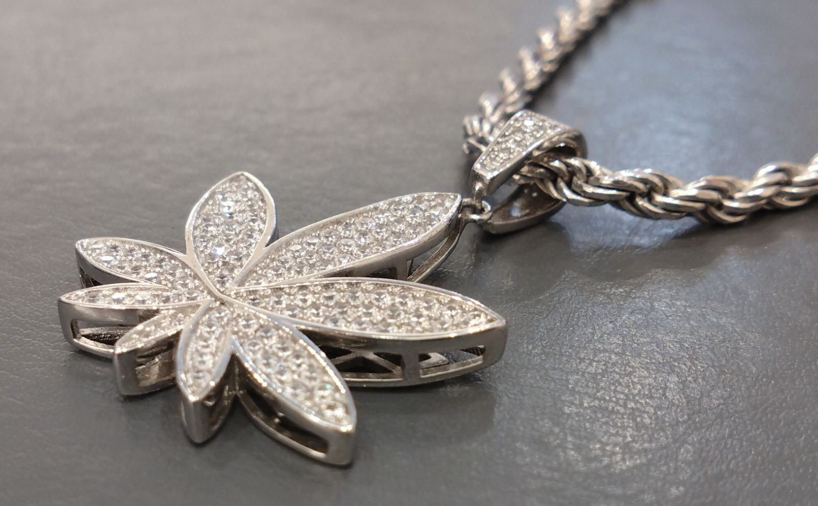 AVALANCHE ペンダントトップ 10K ホワイトゴールド ペンダント JP-A80907-CZ - AVALANCHE