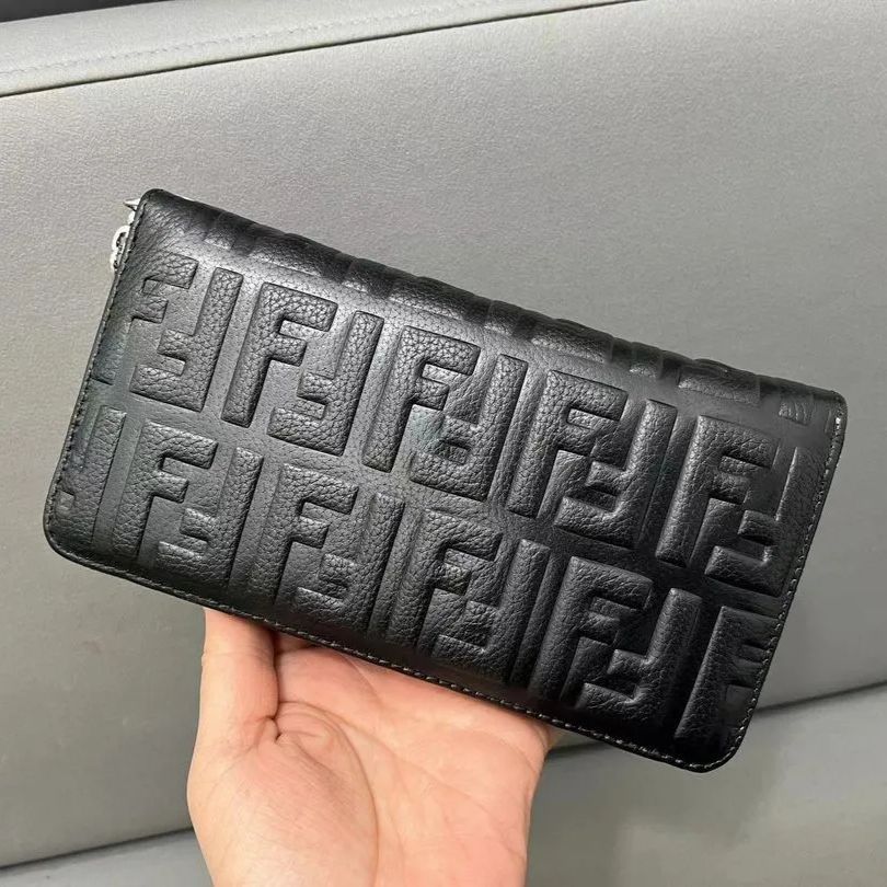 极美品】FENDIフェンディエンボス牛革財布です - メルカリ
