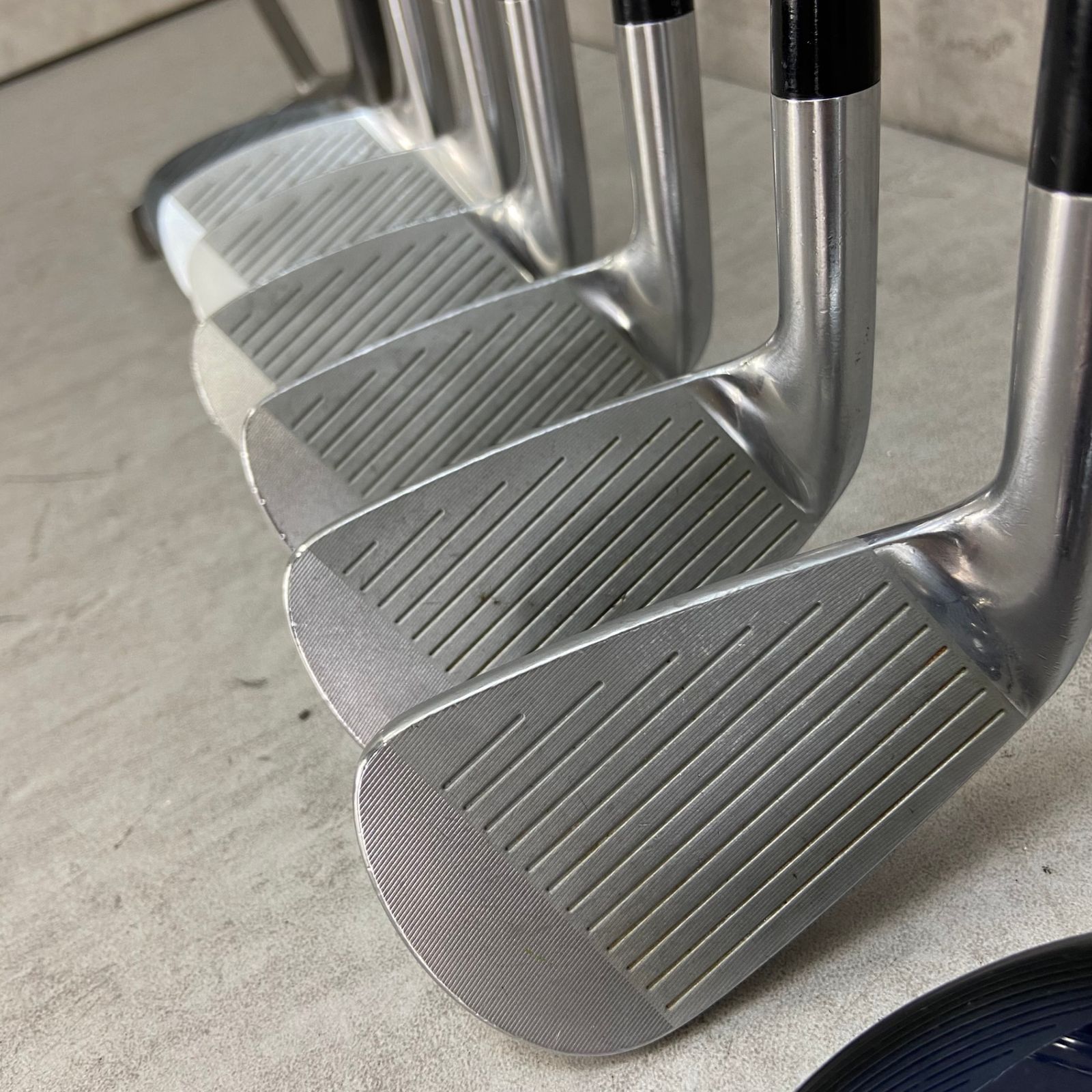 ゼクシオスリクソンメンズゴルフ12本セット右利き用キャディバッグ入門用