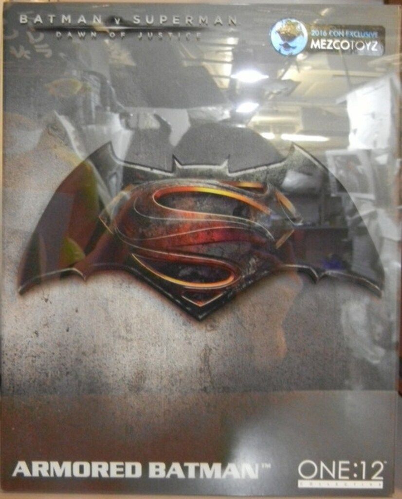 MEZCO ONE:12 ARMORED BATMAN / 2016CON EXCLUSIVE