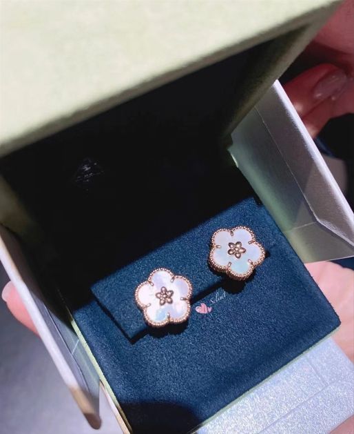 Van Cleef & Arpels 四つ葉のクローバーピアス 四つ葉のクローバーを