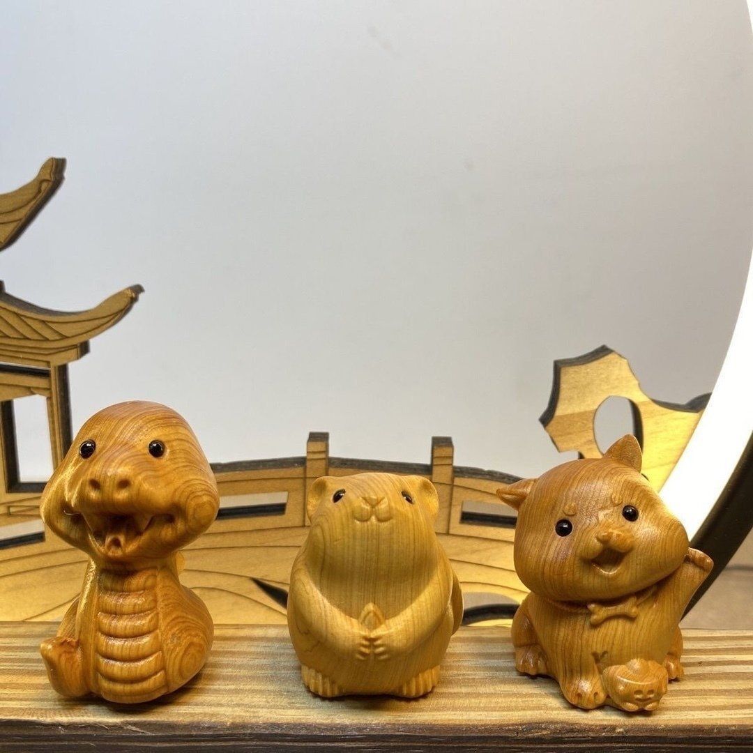 ヒノキは十二支の動物を彫刻する