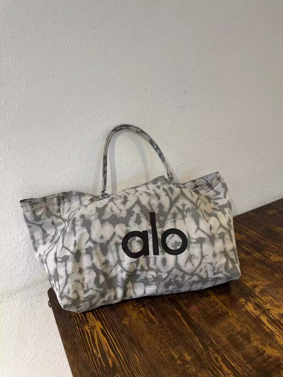 新品未使用のalo yogaの大容量トートバッグです - メルカリ 