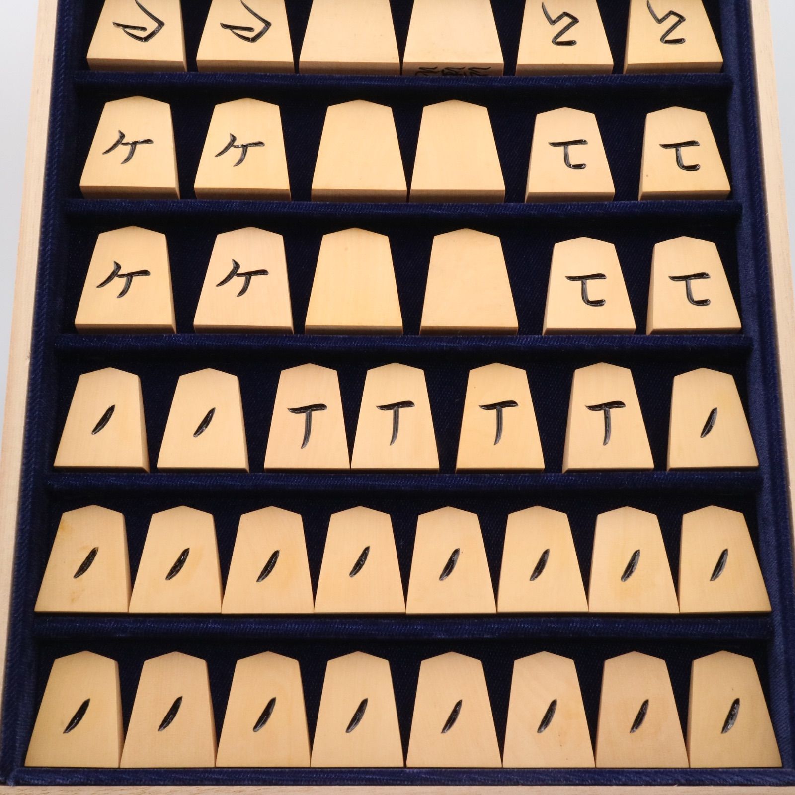 将棋盤　将棋駒(仙佳作) 仙佳作 黒彫】将棋駒 黄楊 つげ 彫駒 - メルカリ