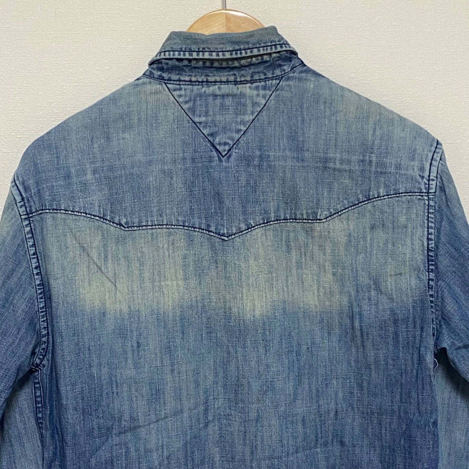 (^w^)b TOMMY HILFIGER DENIM トミーヒルフィガーデニム デニムシャツ シャツ コットン 綿 100% ウエスタン ボタン ロゴ  ワンポイント インディゴ ブルー ヴィンテージ感 アメカジ ストリート 羽織 フェード メンズ サイズS