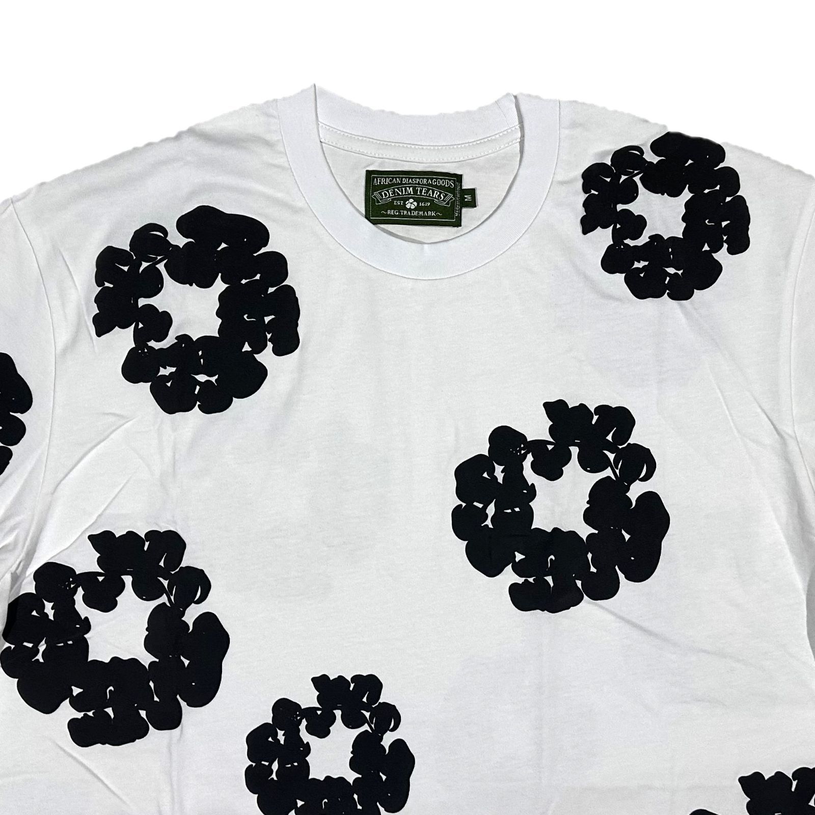 【 Denim Tears 】コットン フローラル ロゴTシャツ ホワイト Denim-Tears-Logo-Tee-White.jpg